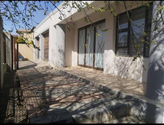3 BEDROOM HOUSE FOR SALE IN COSMO CITY